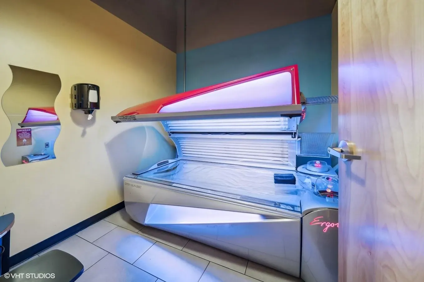 Crunch Fitness business background image